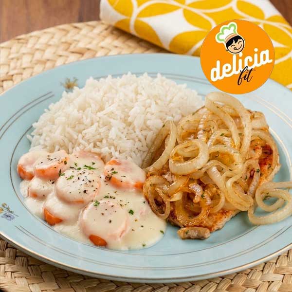 marmita de frango acebolado com arroz e cenoura delicia fit