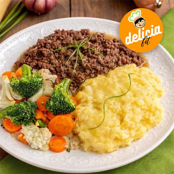 carne moida com aipim e legumes, marmita congelada